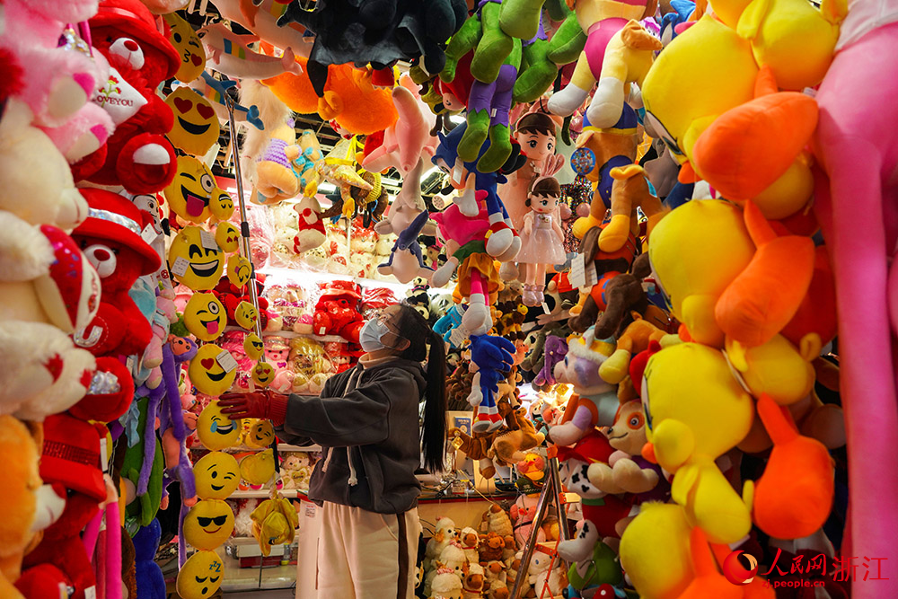 2月2日，在義烏國際商貿城，市場經營戶在整理商品。人民網 章勇濤攝