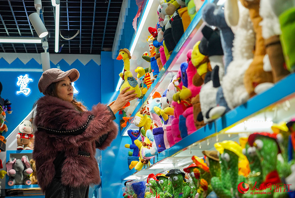 2月2日，在義烏國際商貿城，市場經營戶在整理商品。人民網 章勇濤攝