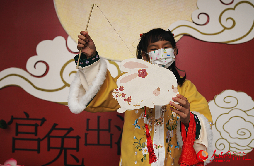 今年恰逢癸卯兔年，親手繪制一只小兔子燈顯得格外有意義。人民網記者 郭揚攝