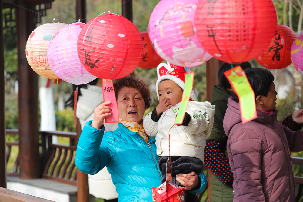 村民參與猜燈謎。王正攝