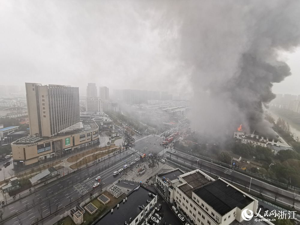 2月7日早上7時10分許，杭州市拱墅區沈半路一倉庫發生火警，目前消防仍在處置中，無人員傷亡。人民網 章勇濤攝