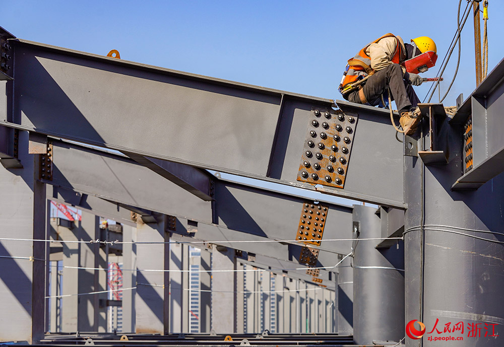 麗水國際會展中心項目施工現場，工人正在緊張作業。人民網 章勇濤攝