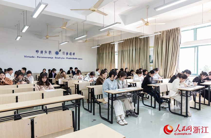 面試等候區。人民網 張帆攝