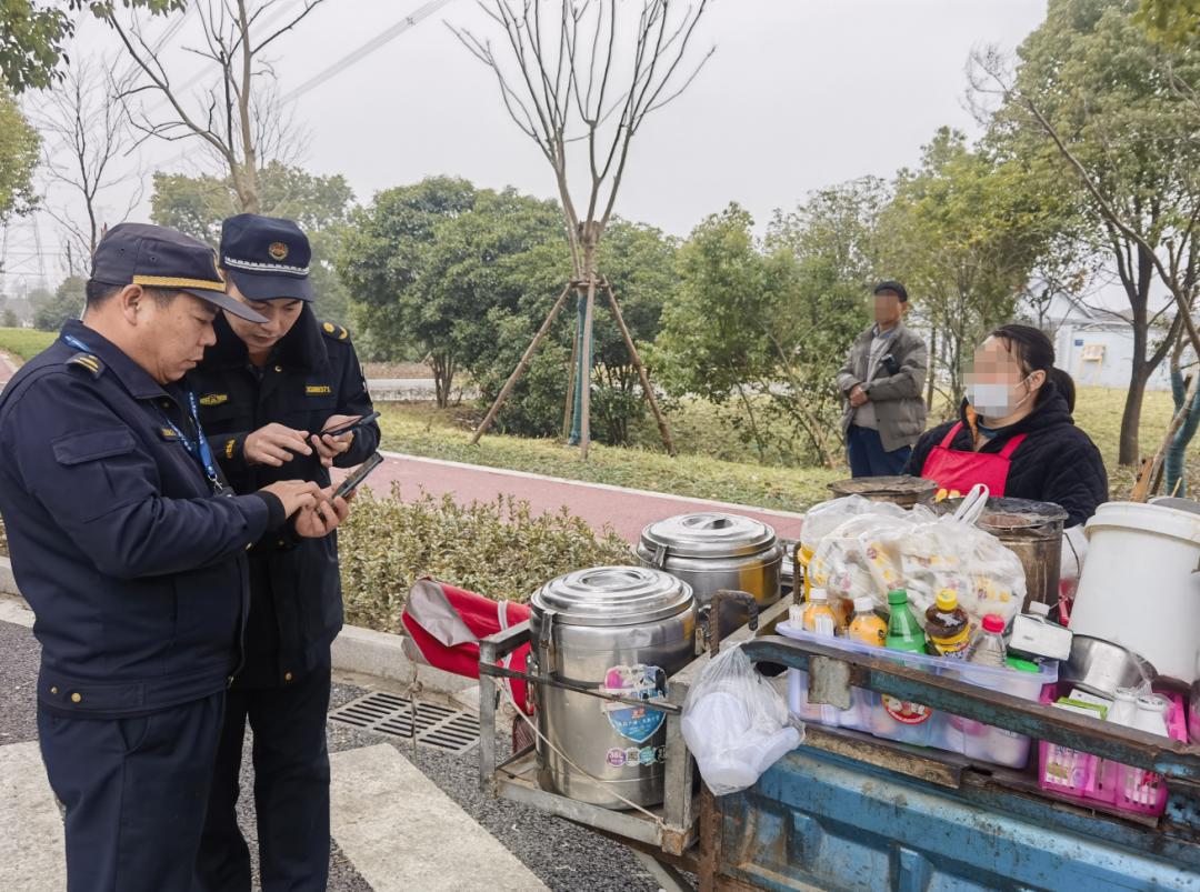執法現場。余杭區綜合行政執法局供圖