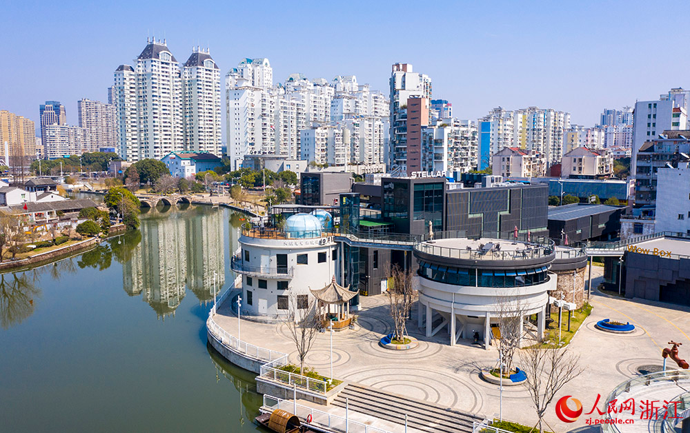 集音樂、美食、休閑等于一體的文創園區，前身是始建于1963年黃巖老水廠。人民網 章勇濤攝