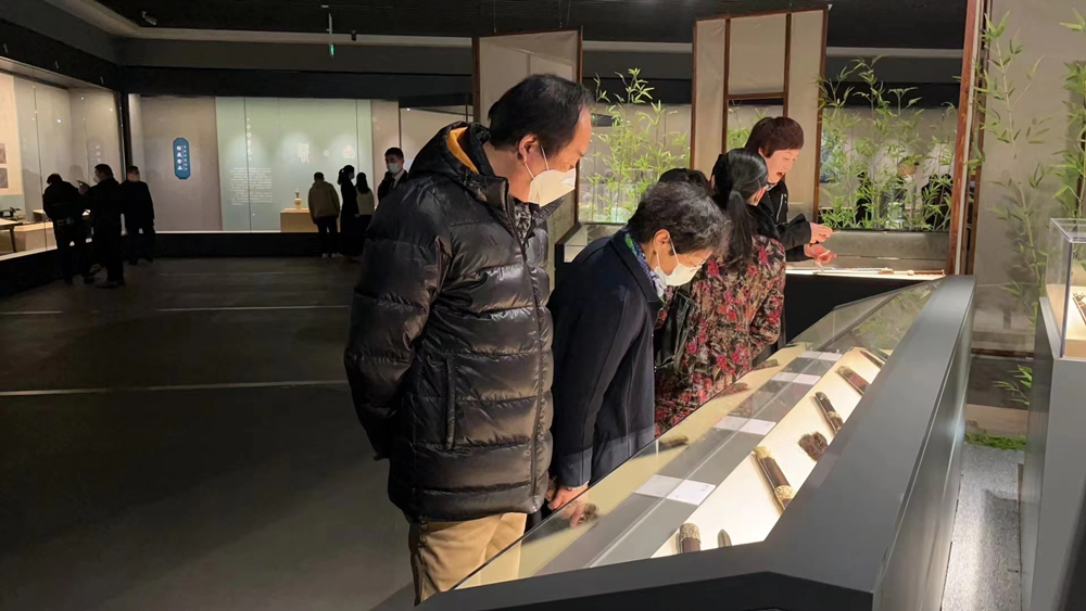 市民欣賞展品。龍泉市委宣傳部供圖