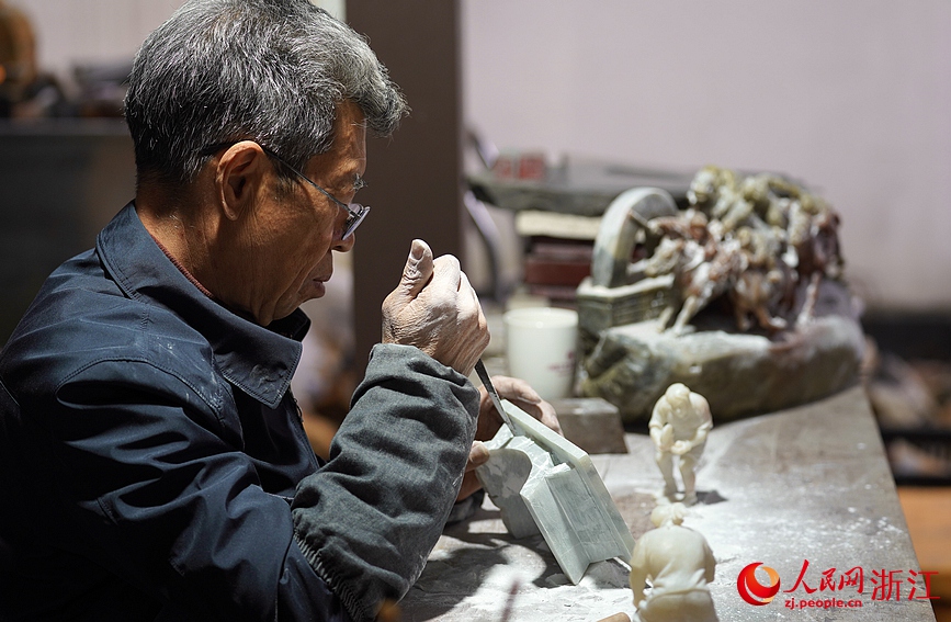 錢高潮正在創作亞運主題石雕。?人民網記者 郭揚攝
