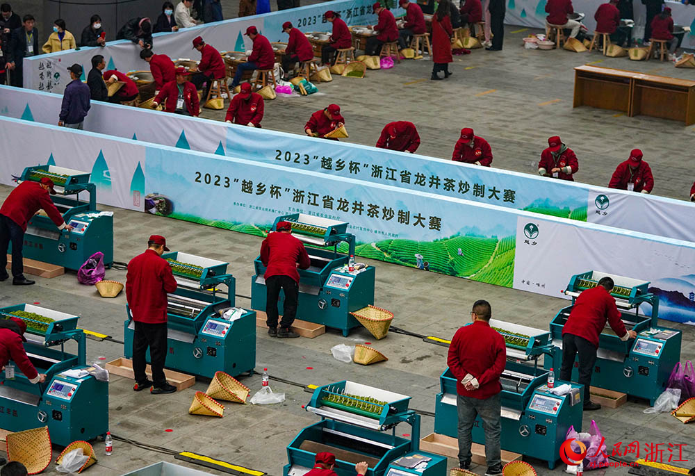 3月21日，在浙江嵊州，炒茶能手參加龍井茶炒制大賽。人民網 章勇濤攝