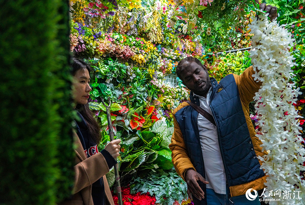 在浙江義烏國際商貿城，外商（右）正在選購小商品。人民網 章勇濤攝