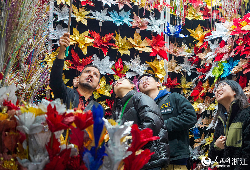 在浙江義烏國際商貿城，外商（左）正在選購小商品。人民網 章勇濤攝 