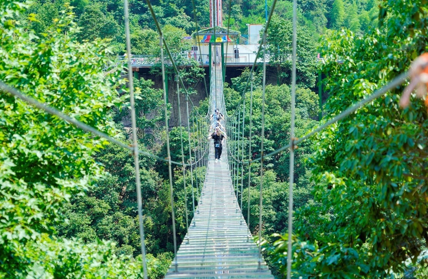 天門峽翡翠谷探索樂園里多個游玩項目成了遠近聞名的網紅打卡點。臺州煙草供圖