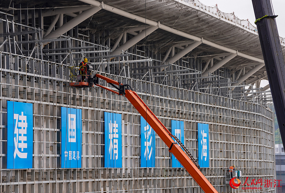 4月3日，中建四局的工人正在項目現場緊張作業。人民網 章勇濤攝