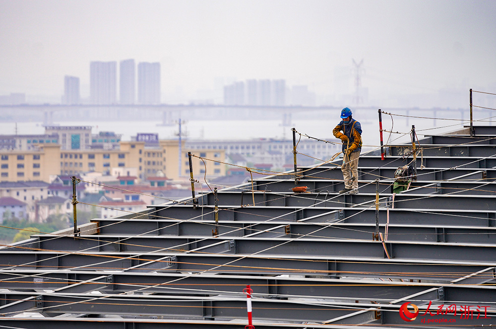 4月3日，中建四局的工人正在項目現場緊張作業。人民網 章勇濤攝