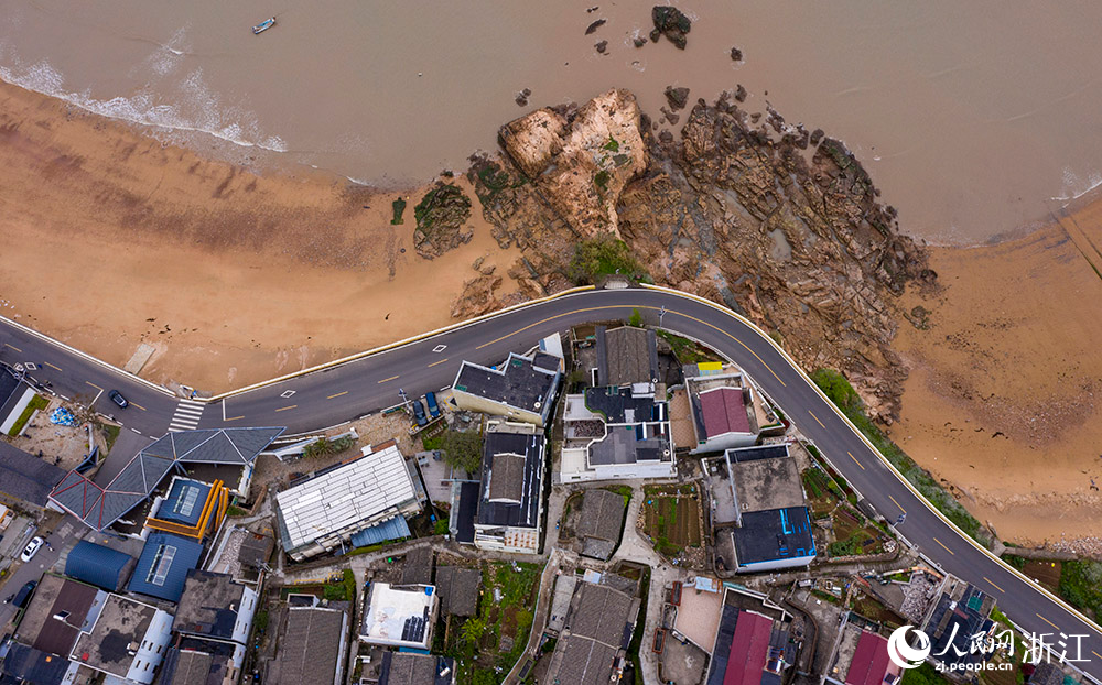 空中俯瞰浙江省舟山市嵊泗縣一條條美麗公路。人民網 章勇濤攝