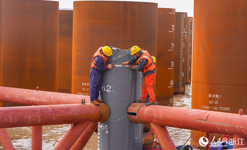 寧波舟山港六橫大橋二期工程，中國鐵建大橋局的工人們在青龍門通航孔橋Q3鉆孔平臺施工。人民網 章勇濤攝