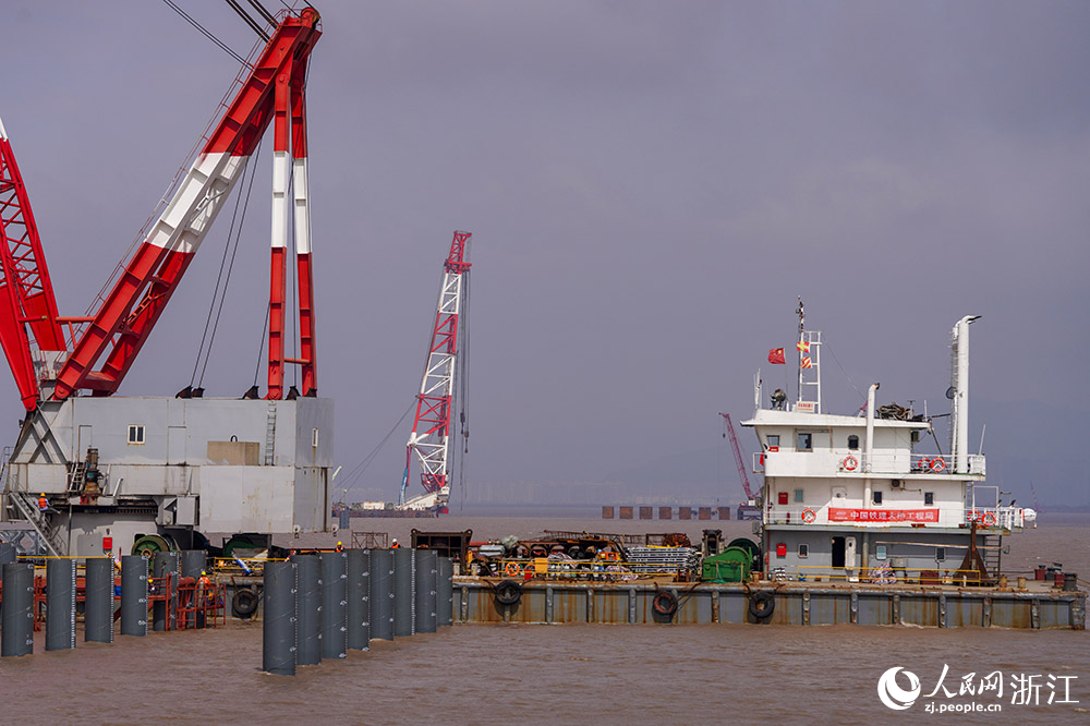 寧波舟山港六橫大橋二期工程，中國鐵建大橋局的工人們在青龍門通航孔橋Q3鉆孔平臺施工。人民網 章勇濤攝