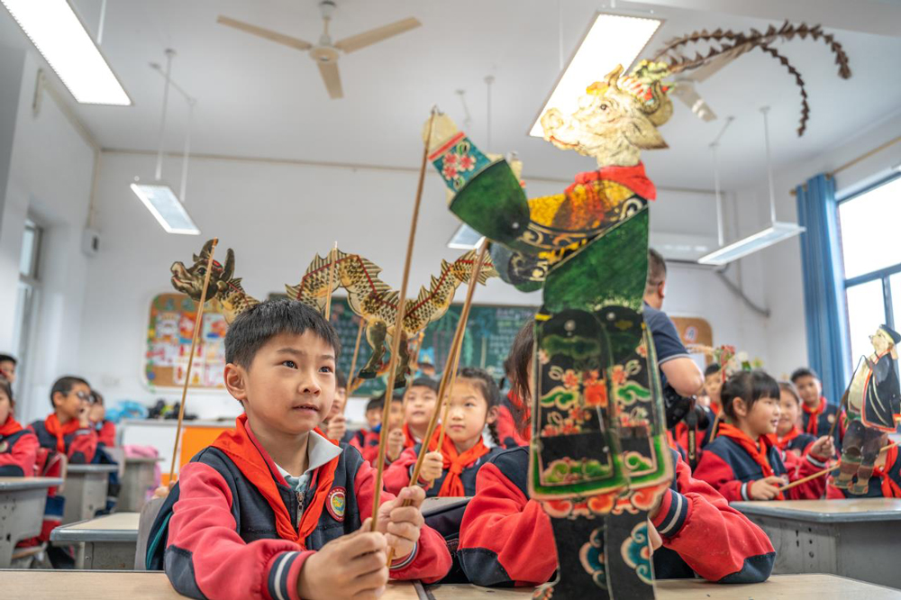 學生感受傳統皮影魅力。周壽根攝