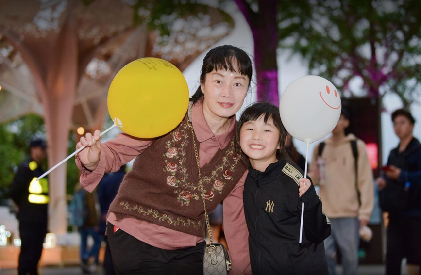 一張張笑臉，拉近心與心的距離。上城區委宣傳部供圖