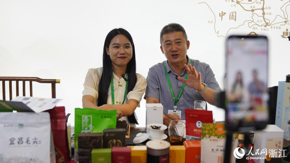 5月20日，第五屆中國國際茶葉博覽會在杭州開幕，市民、游客們前來體驗一場“茶的盛宴”。人民網記者 郭揚攝