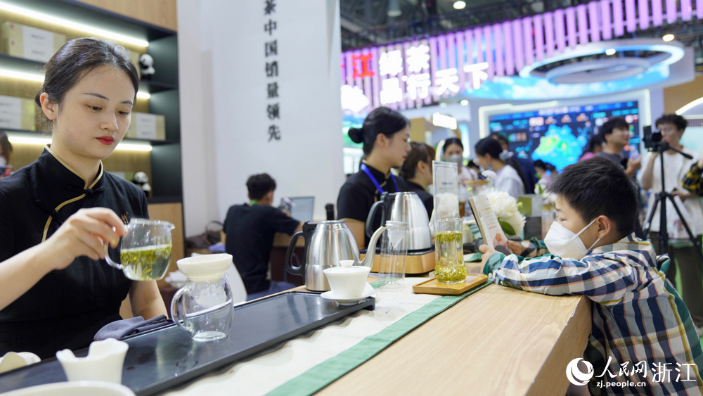 5月20日，第五屆中國國際茶葉博覽會在杭州開幕，市民、游客們前來體驗一場“茶的盛宴”。人民網記者 郭揚攝