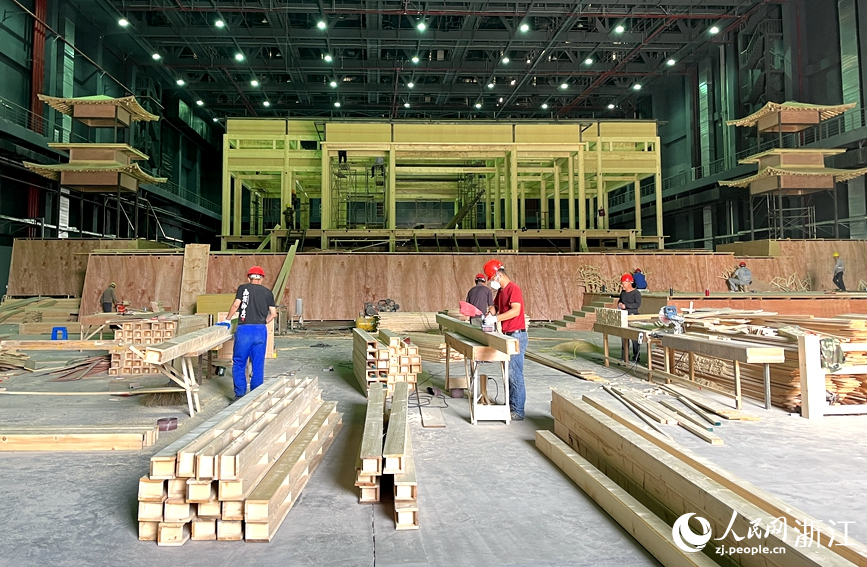 攝影棚內，劇組可根據需求，搭建不同的實物場景。人民網記者 張麗瑋攝