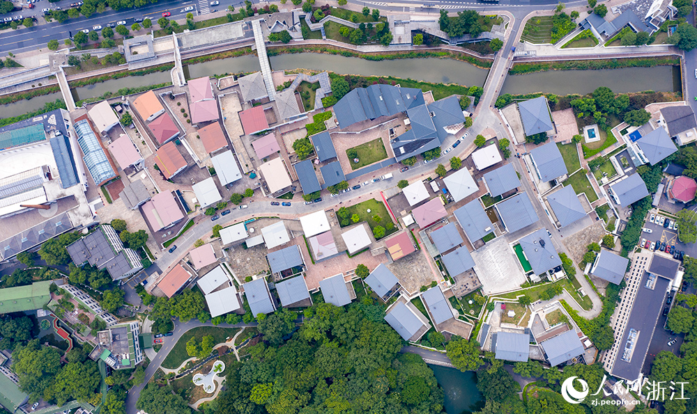 6月5日，空中俯瞰杭州市西湖區藝創小鎮象山藝術公社，依山傍水，一條象山渠由西向東貫穿而過。人民網 章勇濤攝
