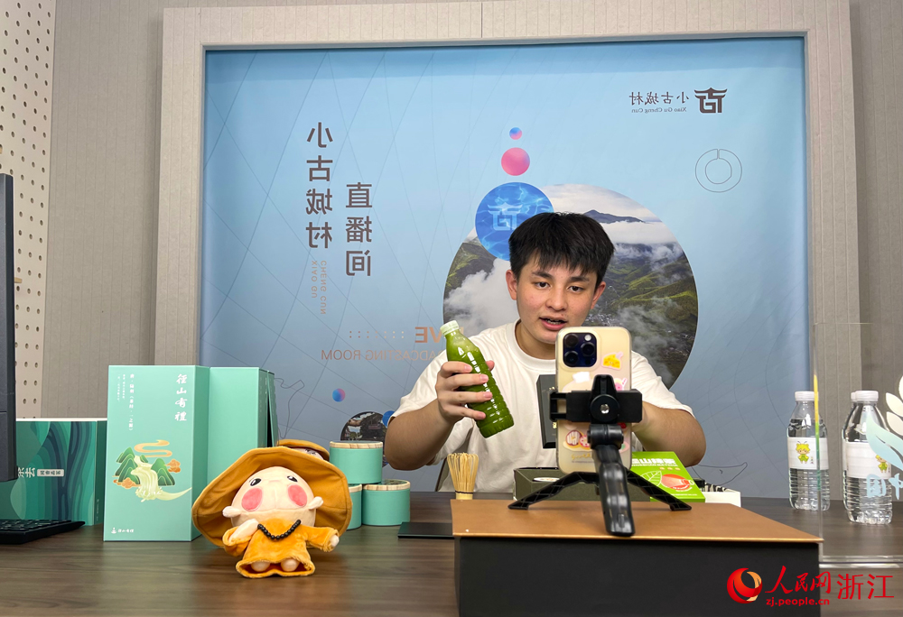 主播為村里的農業產品帶貨。人民網記者 郭揚攝