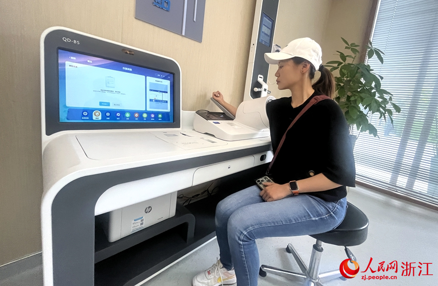 智慧醫療站讓村民就醫更便捷。人民網記者 張麗瑋攝