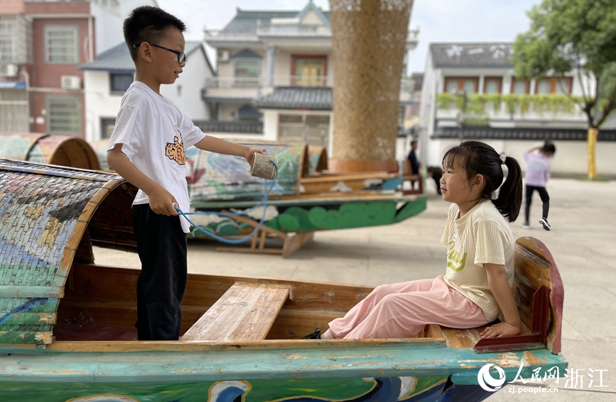 小朋友在烏篷船上做游戲。人民網記者 郭揚攝