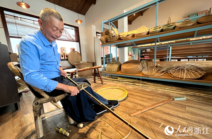 安橋頭村通過開設坡塘村共富小鋪，為村民手工制作的竹編、布藝等產品提供展示銷售平臺。人民網記者 張麗瑋攝