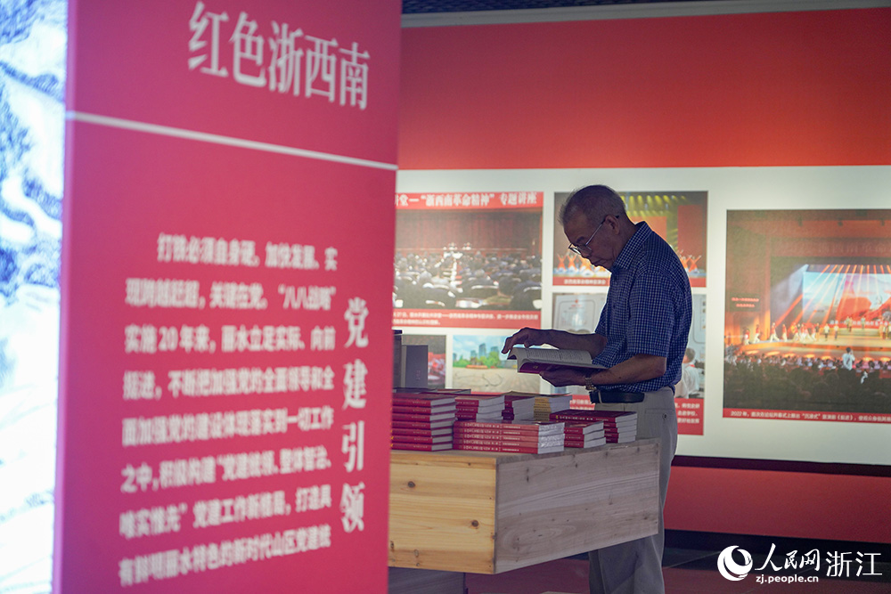 6月19日，市民在觀看展覽。人民網 章勇濤攝