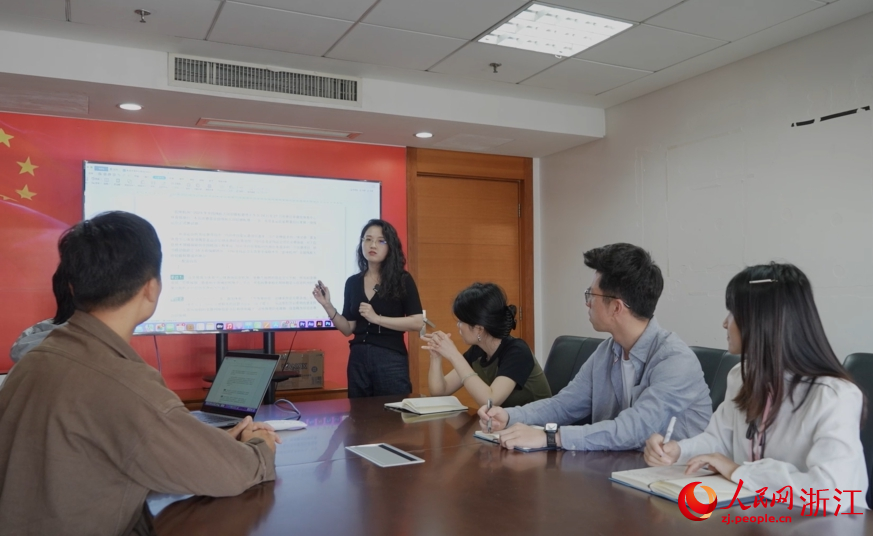 程穎和團隊成員制定宣傳規劃。人民網記者 張帆攝