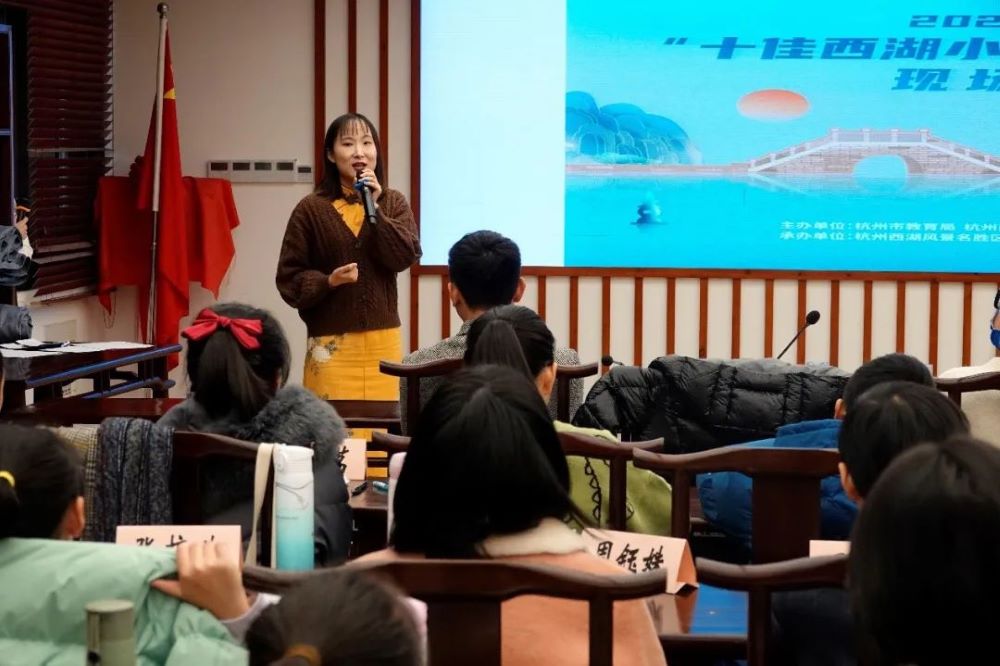 丁露赟為綠馬甲西湖小志愿講解員現場點評。受訪者供圖