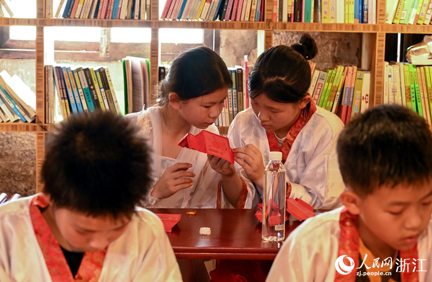 學生體驗針刺無骨花燈制作。人民網 葉賓得攝