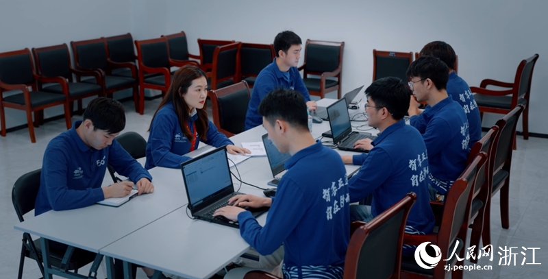 周珍和團隊討論方案。杭州移動供圖