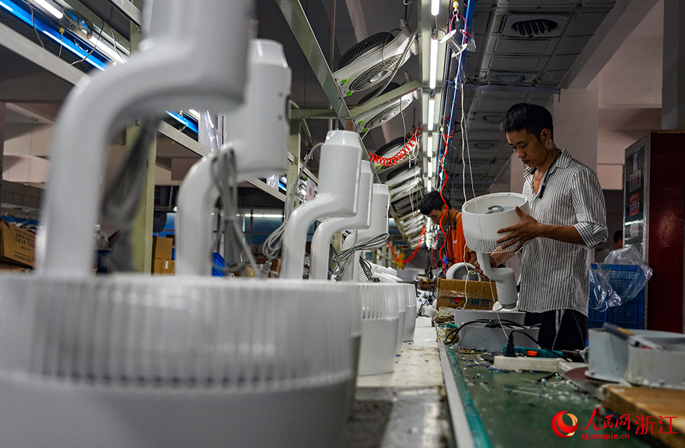 7月11日，工人在浙江省慈溪市掌起鎮一家電企業生產電風扇。人民網 章勇濤攝