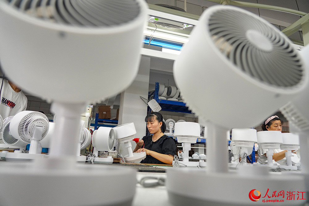 7月11日，工人在浙江省慈溪市掌起鎮一家電企業生產電風扇。人民網 章勇濤攝