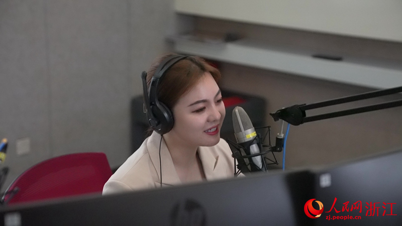 季敏鈺正在主持節目。人民網 陳陸洵攝