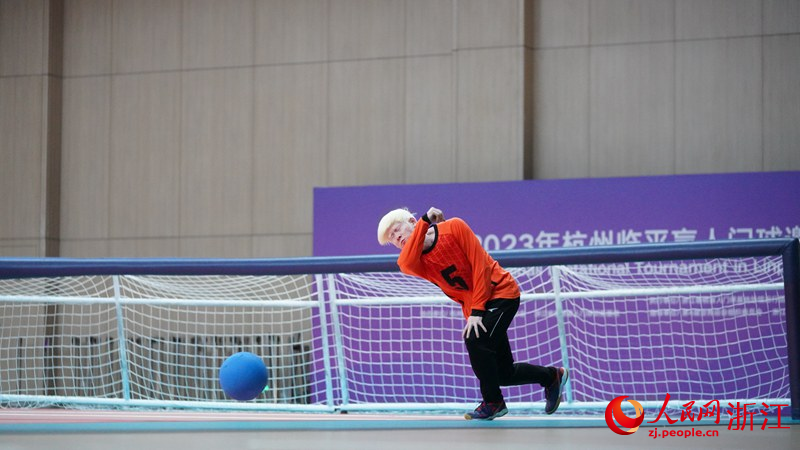 胡明耀奮力投球。人民網 陳陸洵攝