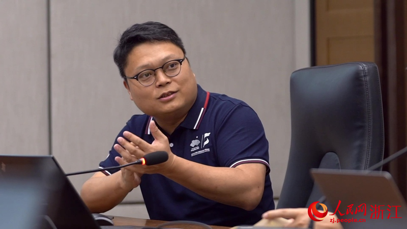 袁明坤正在開會。人民網 陳陸洵攝