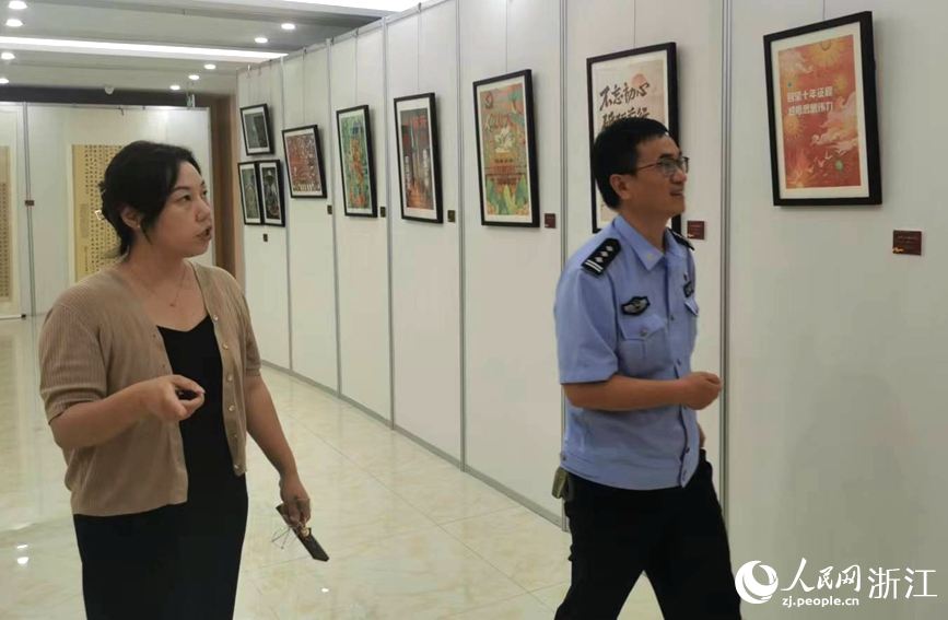 越來越多地學生參與社區共建。人民網記者 張麗瑋攝