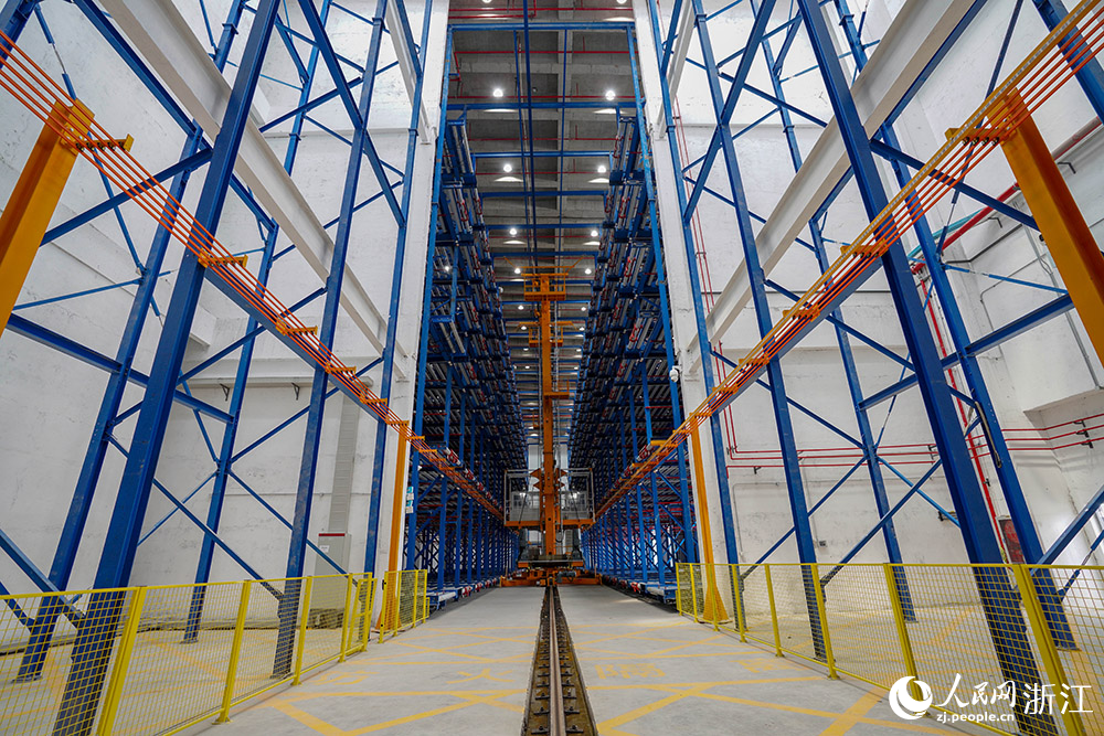 杭州機場東區國際貨站多層立體智能化集裝貨架。人民網 章勇濤攝