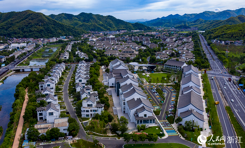 俯瞰大余村青年人才社區“青來集”，干凈整潔的道路、整齊劃一的房屋，構成一幅美麗的鄉村畫卷。人民網 章勇濤攝