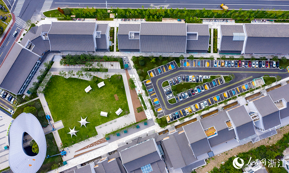 俯瞰大余村青年人才社區“青來集”，干凈整潔的道路、整齊劃一的房屋，構成一幅美麗的鄉村畫卷。人民網 章勇濤攝