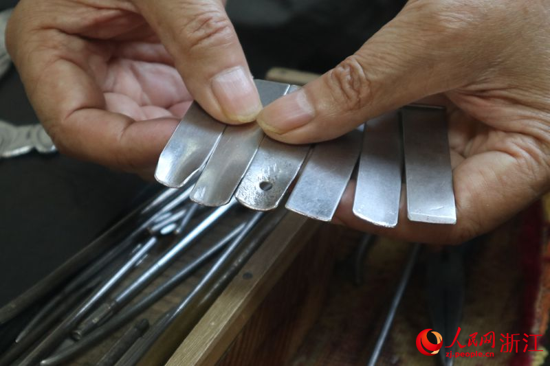 厲柏海展示鐵藝畫制作工具。人民網記者 張帆攝