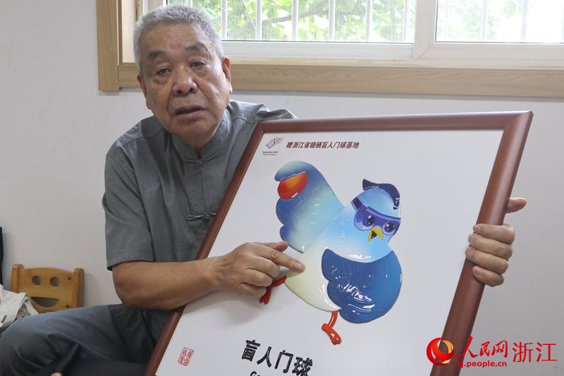 厲柏海展示亞殘運會吉祥物鐵藝畫。人民網記者 張帆攝