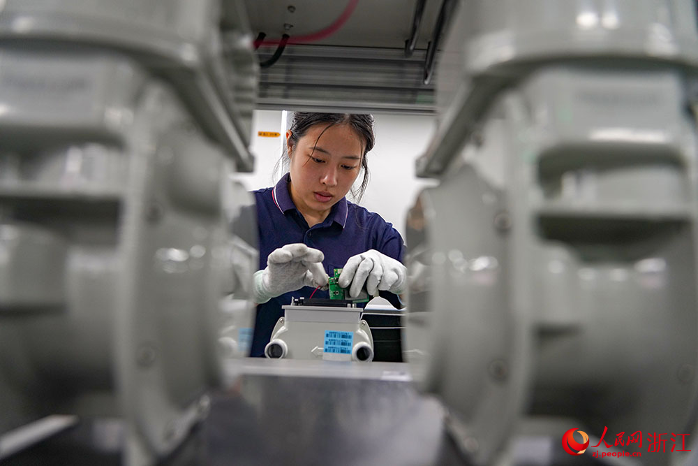 工人正在趕制訂單產品。人民網 章勇濤攝