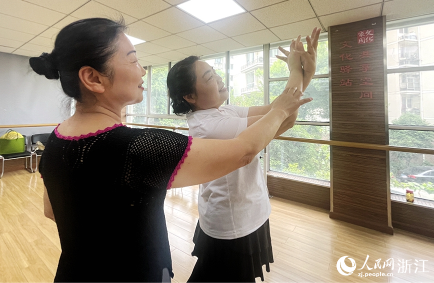 寧珍（左）正糾正隊員動作。人民網記者 張麗瑋攝