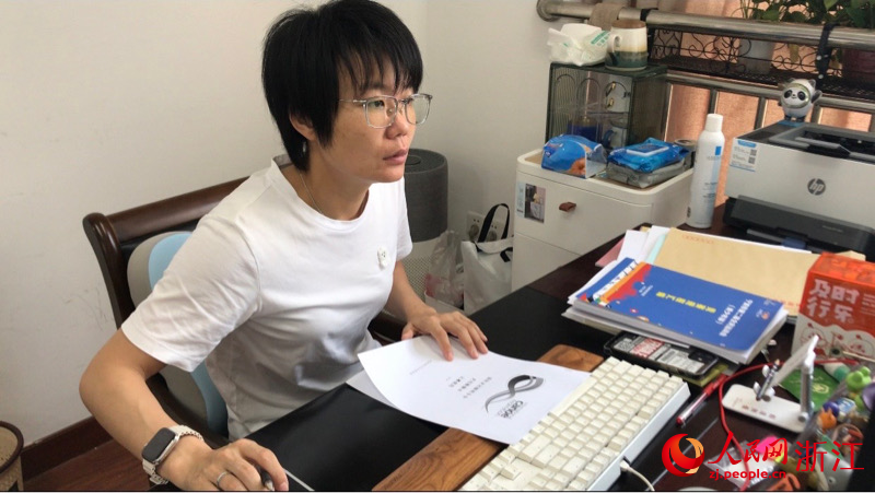 伍佳慧認真研習賽事規則。人民網 秦銘澤攝