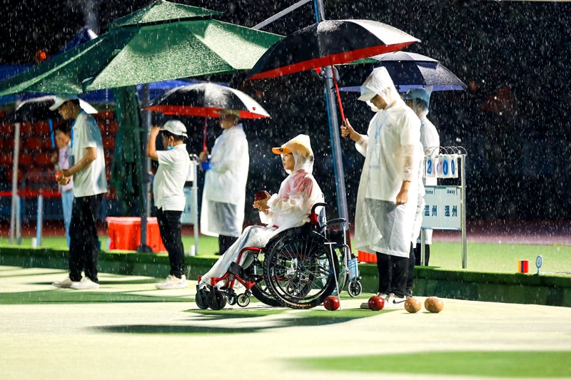 志愿者正在亞殘運會草地擲球測試賽上工作。受訪者供圖